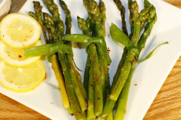 Asparagus on a plate with lemon slices