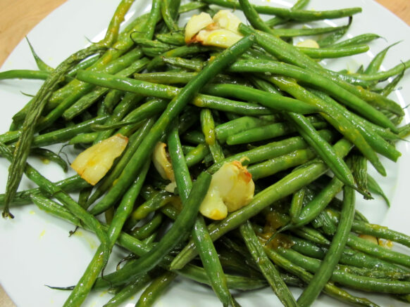 Bone Suckin' Garlic Green Beans