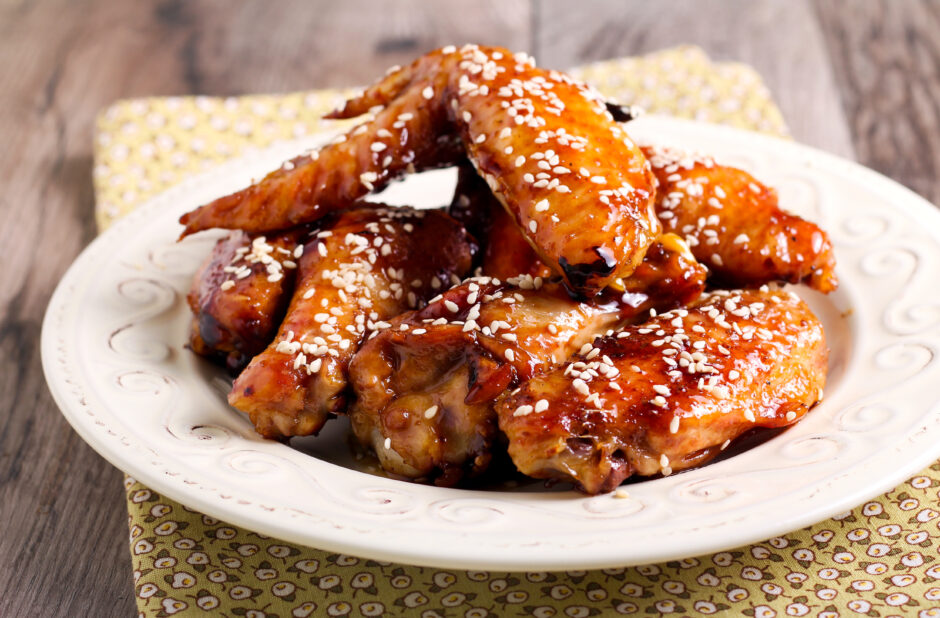 Yaki chicken wings with sesame seeds